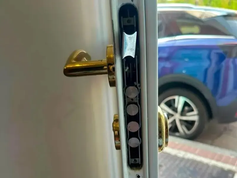 Ajuste de una cerradura multipunto en una puerta blanca