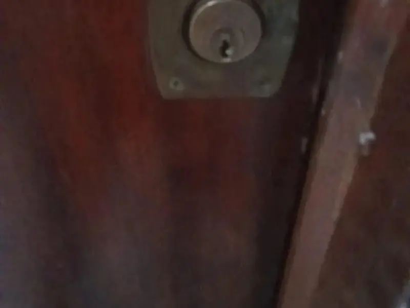 Bombín nuevo en una puerta de madera