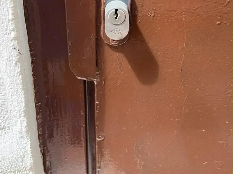 Bombín nuevo en una puerta metálica