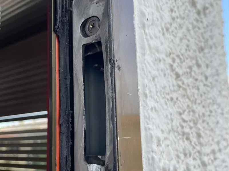 Cerradero ajustado en el marco de una puerta
