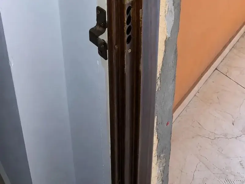 Hueco de la cerradura en el marco de una puerta