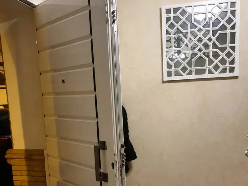 Puerta blindada revisada en la entrada de una vivienda