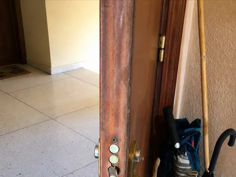 Puerta de madera con cerradura de bulones