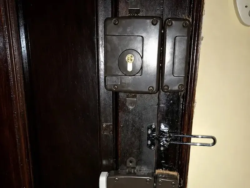 Puerta reforzada con dos cerraduras y un cerrojo